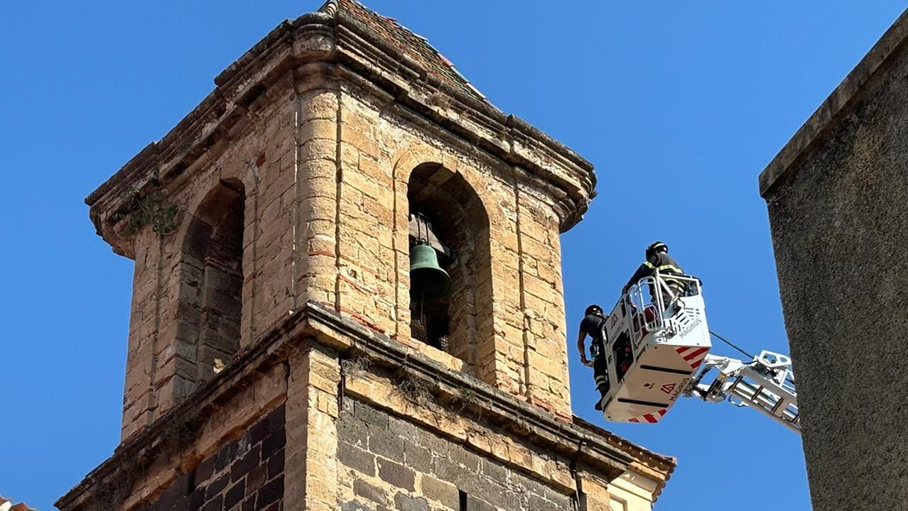 Oristano, crollano tegole dalla chiesa del Carmine: nessun ferito e nessun danno