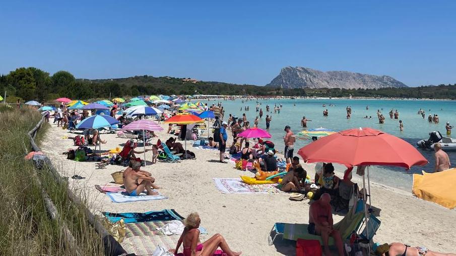 Vacanze salate in Sardegna, una famiglia spende 6.300 euro a settimana