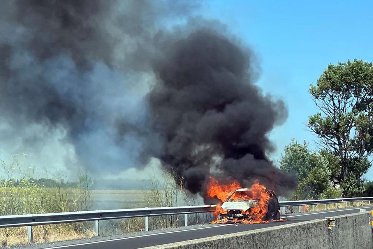 
	L'auto andata a fuoco in Fi-Pi-Li&nbsp;(foto Franco Silvi)

