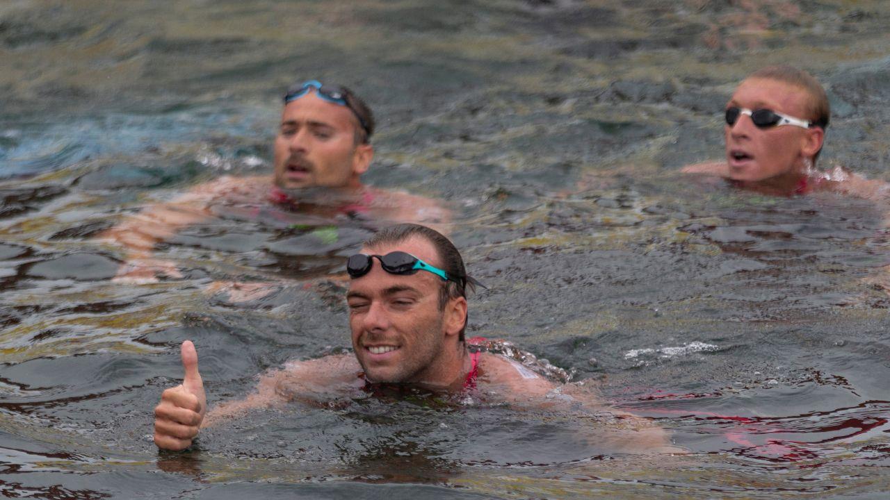 In primo piano Gregorio Paltrinieri nelle acque di Belgrado, dove ha vinto l’oro all’ultimo Europeo