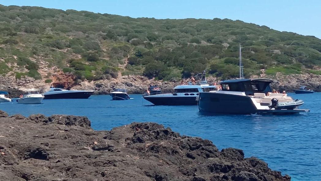 Isola di Giannutri, Legambiente: «Barche ancorate vicino agli scogli, restano rifiuti e distruzione del fondale»