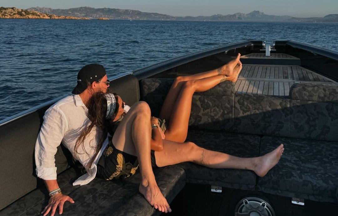 Baci, abbracci e tramonti: vacanza d’amore per Melissa Satta in Costa Smeralda