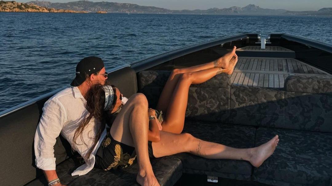 Baci, abbracci e tramonti: vacanza d’amore per Melissa Satta in Costa Smeralda