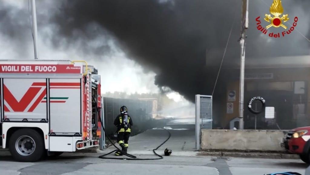 Inferno di fuoco a Senorbì: strutture commerciali in cenere e persone evacuate