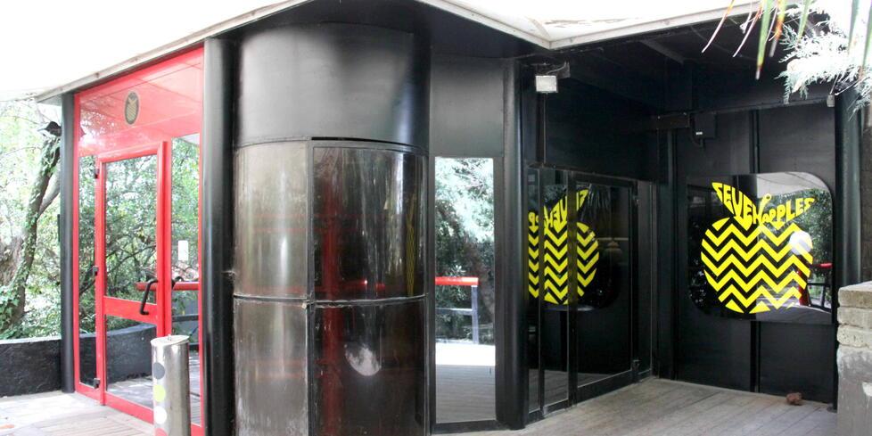 Spray urticante al Seven Apples, in 5 all’ospedale: cosa è successo