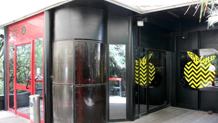 Spray urticante al Seven Apples, in 5 all’ospedale: cosa è successo