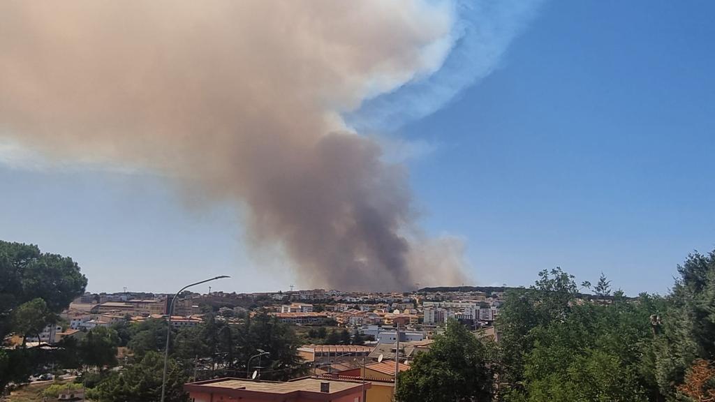 Il rogo di Nuoro (foto di Massimo Locci)