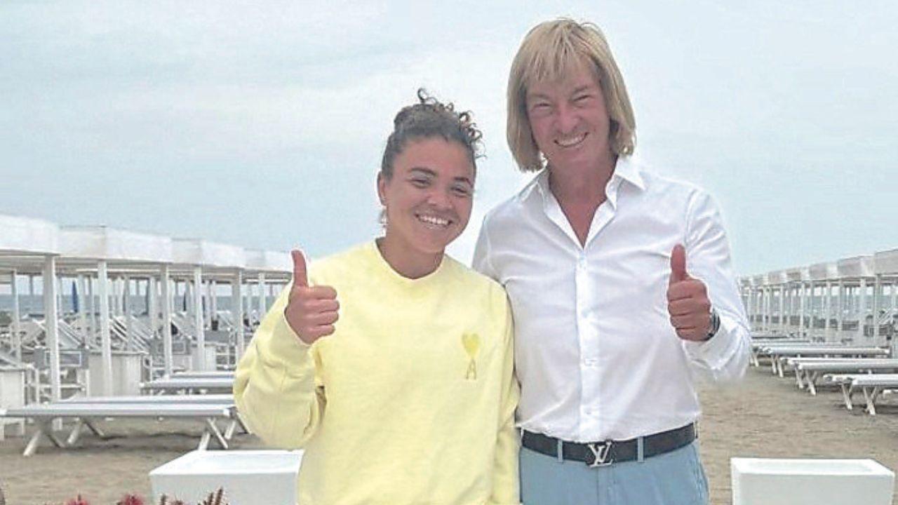 Gabriele Matteoni con Jasmine Paolini allo stabilimento balneare