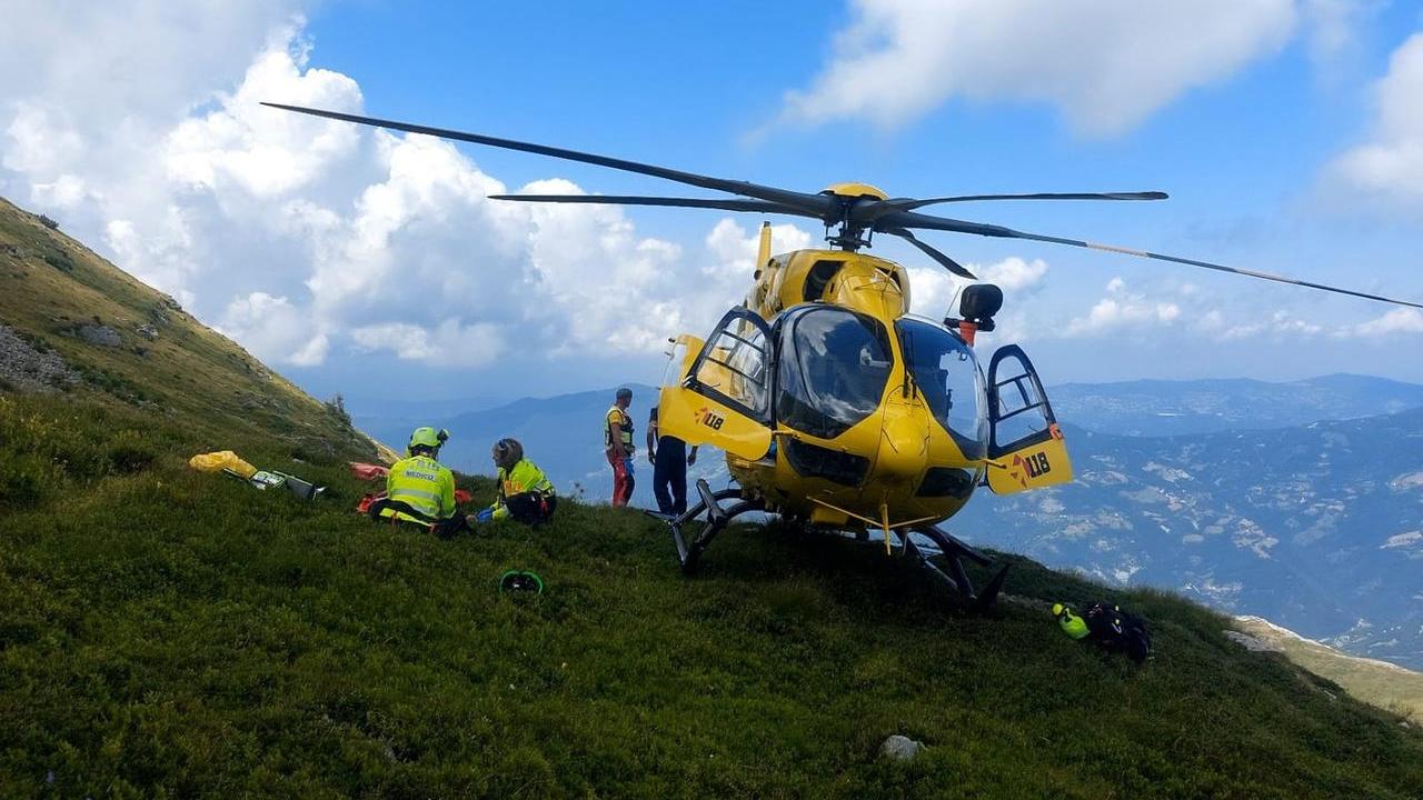 Cade con la bici sul sentiero del Sasso Tignoso e muore sotto gli occhi della moglie