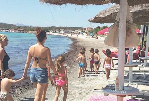 Nel golfo di Marinella la prima fila in spiaggia costa 320 euro