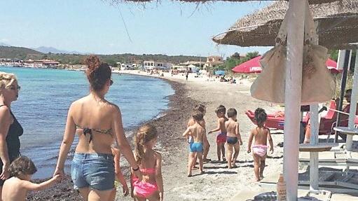 Nel golfo di Marinella la prima fila in spiaggia costa 320 euro