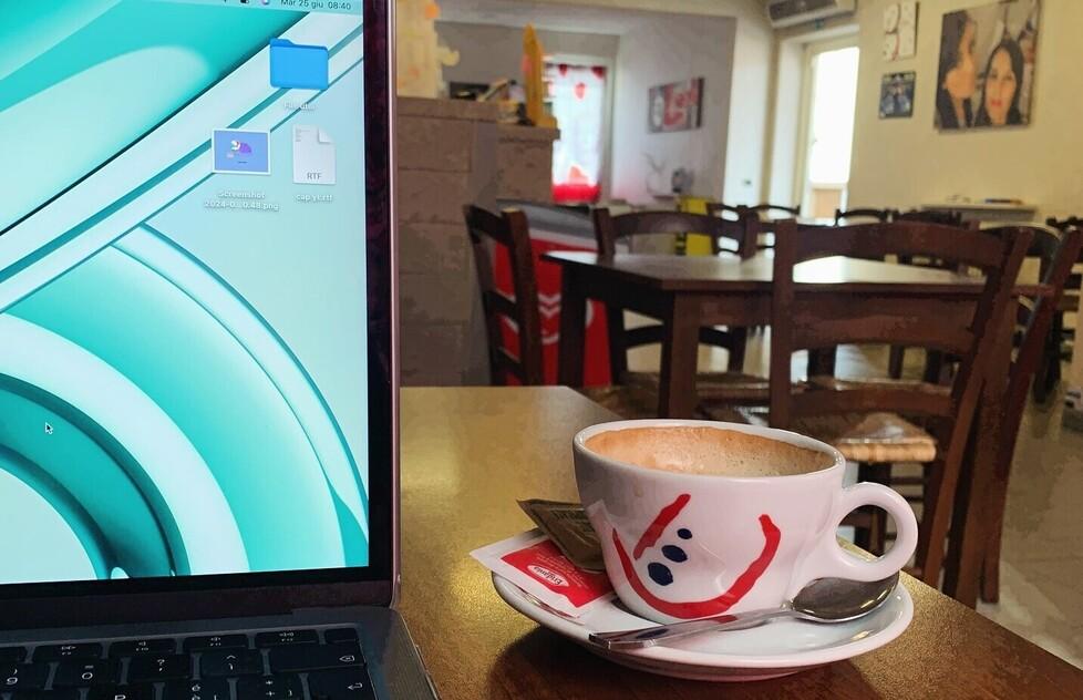 Riva del Po, il bar working di Matteo: «Così lavoro da remoto»