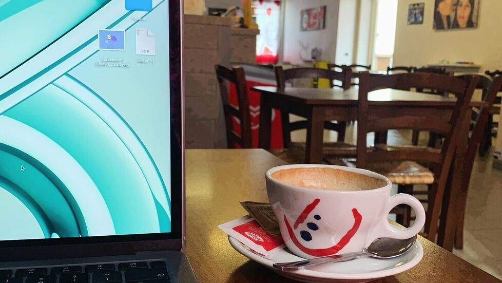 Riva del Po, il bar working di Matteo: «Così lavoro da remoto»