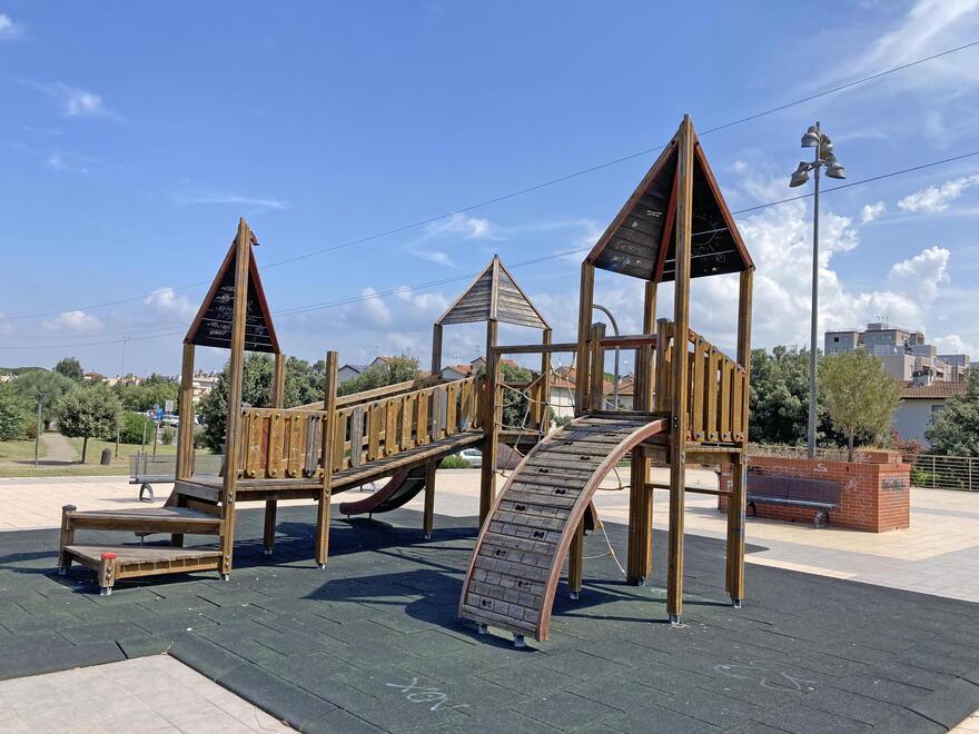 Cecina, tanti giochi verranno smantellati dai parchi. Ma non si sa se basteranno i soldi per comprarne nuovi