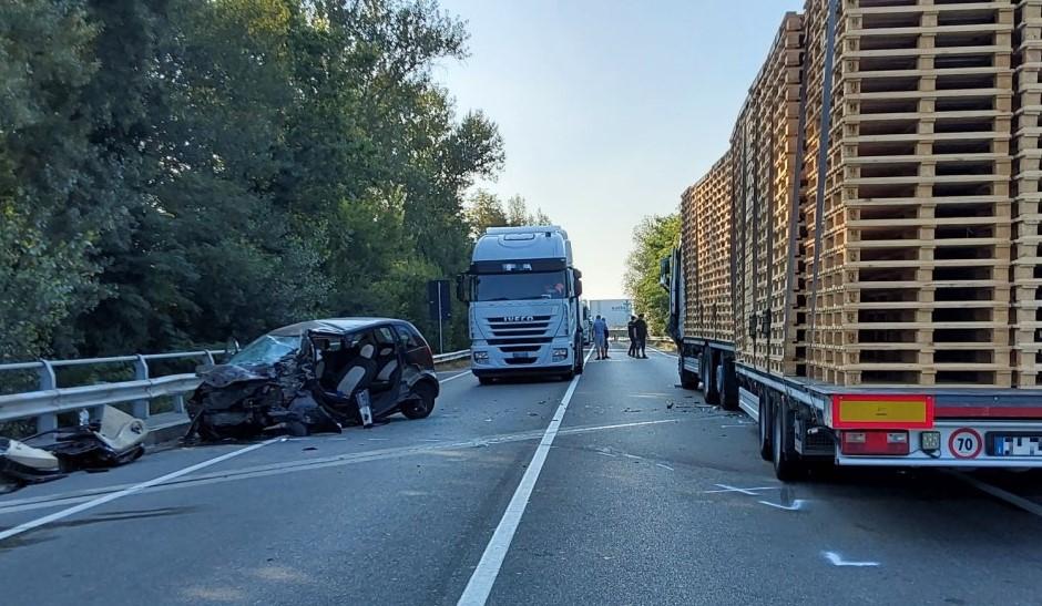 Scontro frontale con un tir sulla Pedemontana a Fiorano, automobilista grave