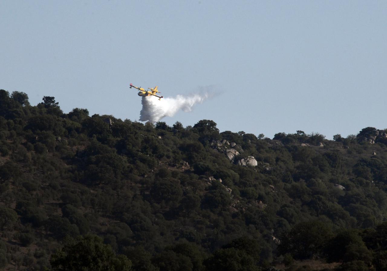 Incendio di Nuoro e Sa Serra, mezzi in campo per gli ultimi focolai