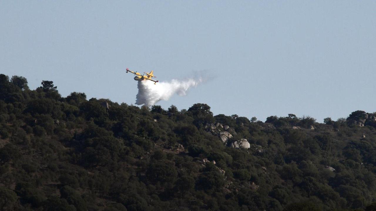Incendio di Nuoro e Sa Serra, mezzi in campo per gli ultimi focolai