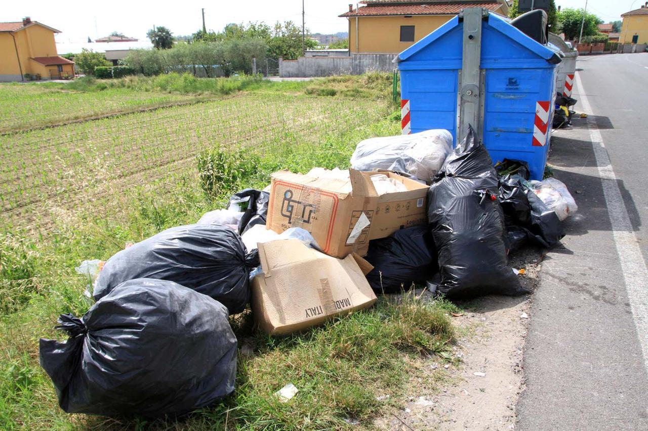 Pescia, protestano i cittadini delle Macchie di San Piero. «Erba incolta e rifiuti abbandonati»