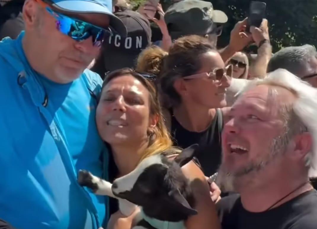 I fan di Vasco chiedono autografi su tutto e a Zocca spunta anche una capretta