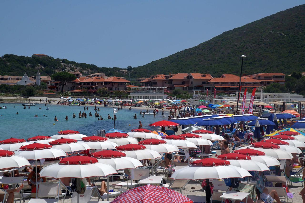 
	Ombrelloni e lettini in spiaggia&nbsp;

