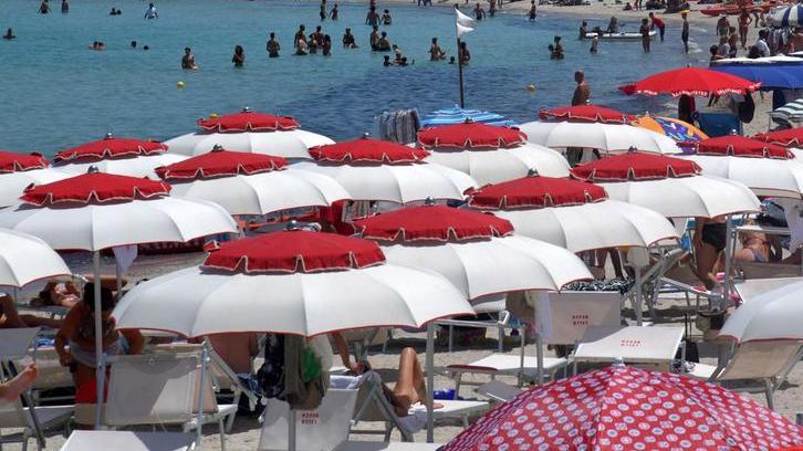 Ombrelloni e lettini in spiaggia 