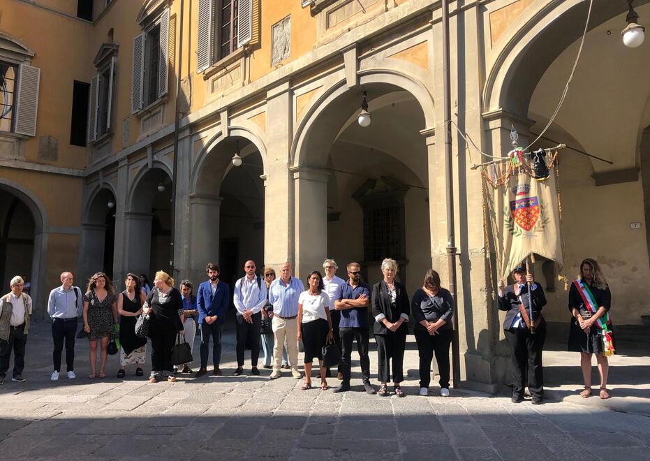 Il minuto di silenzio in piazza del Comune in ricordo delle due vittime dell’incendio al poligono