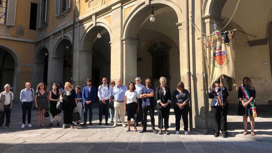 Il minuto di silenzio in piazza del Comune in ricordo delle due vittime dell’incendio al poligono