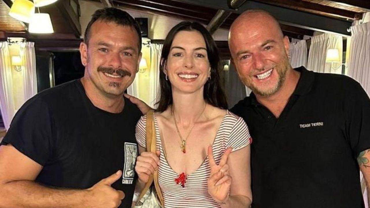 L'attrice tra Luca e Nicola (foto dal profilo Instagram del ristorante)