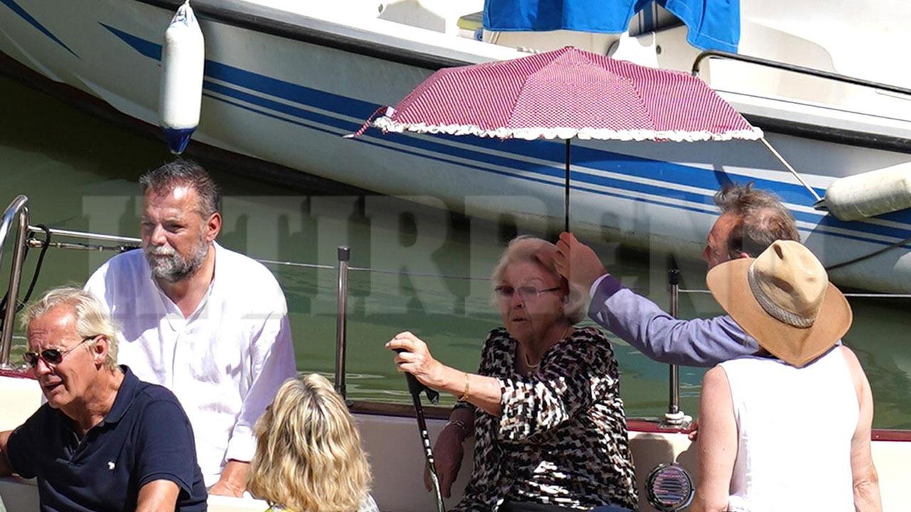 La regina d'Olanda sui fossi a Livorno (Foto di Franco Silvi)