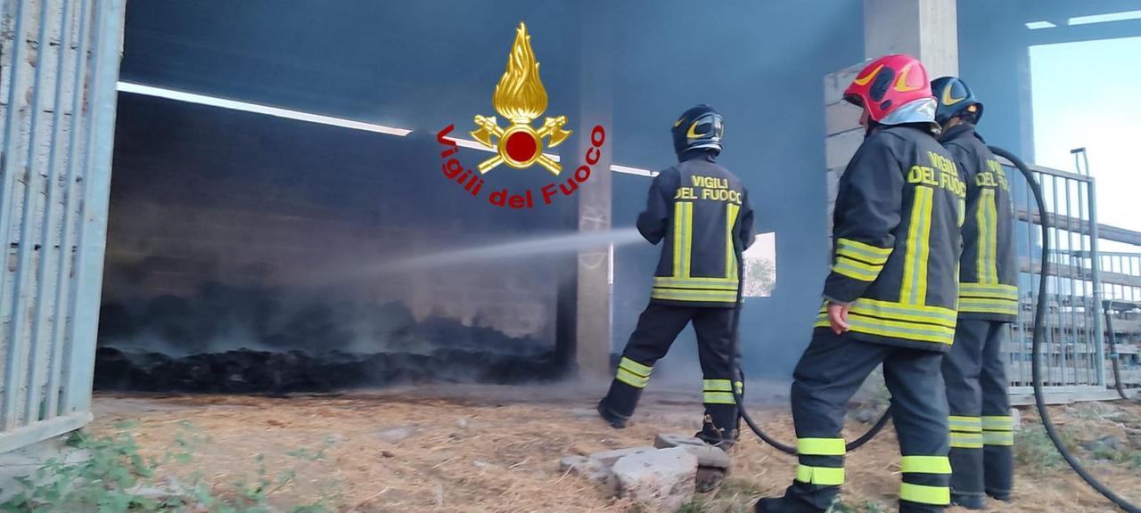 Villanova Monteleone, fienile distrutto dalle fiamme