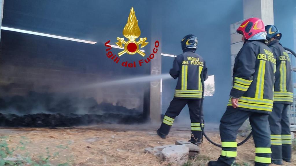 Villanova Monteleone, fienile distrutto dalle fiamme