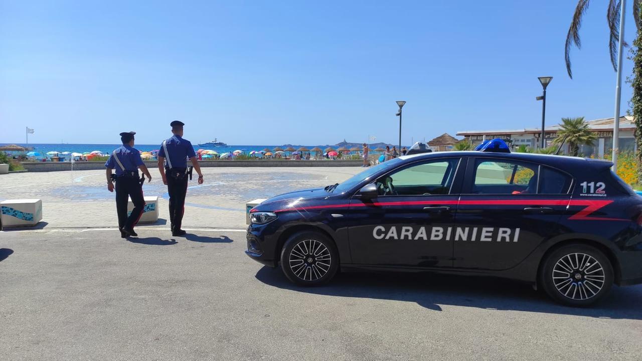 Calci, pugni e schiaffi: rissa furibonda nella notte in spiaggia a Villasimius