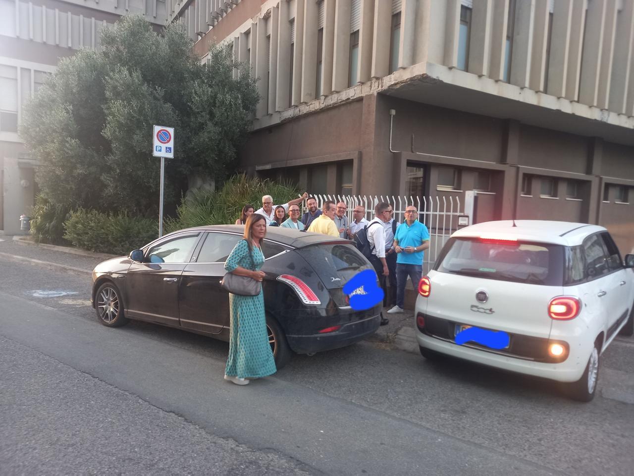 
	Consiglieri, assessori e rappresentanti dei partiti di centro destra improvvisano una riunione al termine del consiglio comunale di luned&igrave;

