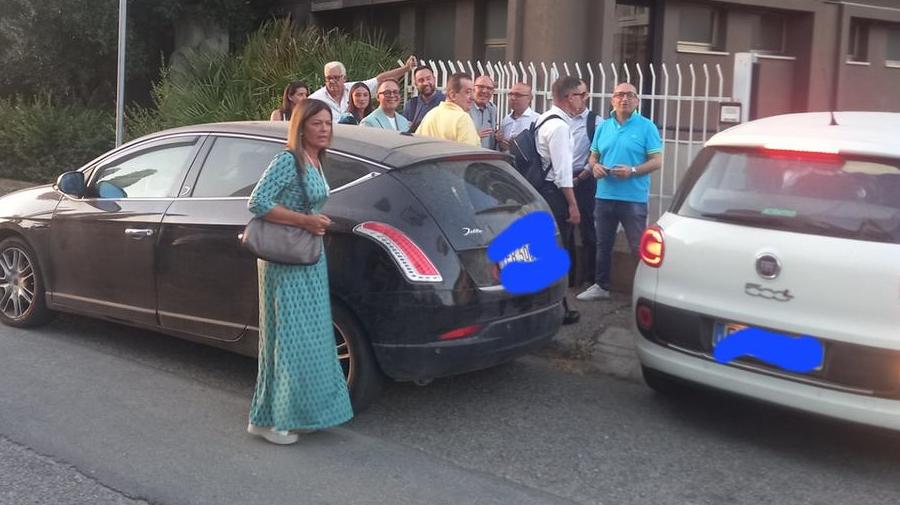 Consiglieri, assessori e rappresentanti dei partiti di centro destra improvvisano una riunione al termine del consiglio comunale di lunedì