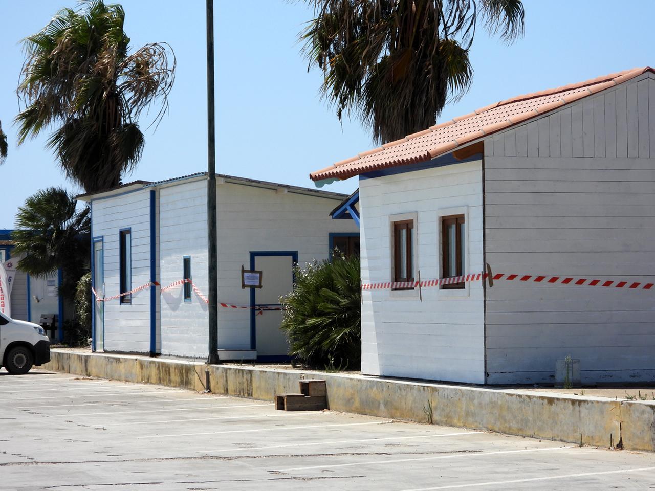 
	Alcuni dei casotti sequestrati dalla capitaneria di porto

