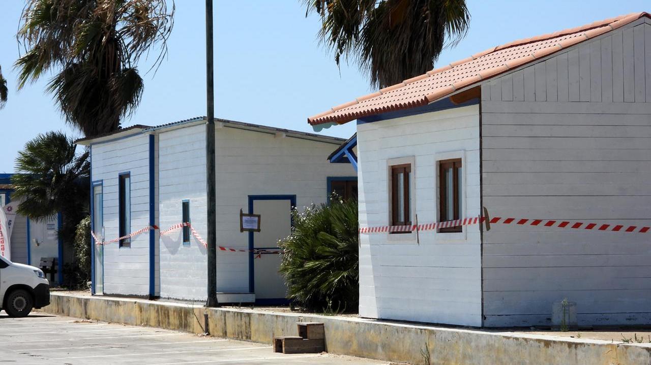 Alcuni dei casotti sequestrati dalla capitaneria di porto