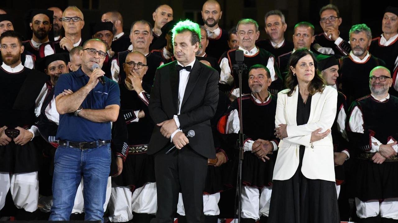 Il commissario Giovanni Pirisi, il presentatore Giuliano Marongiu e la presidente della Regione Alessandra Todde al Frogheri per l'Europeade 2024 (foto di Massimo Locci)