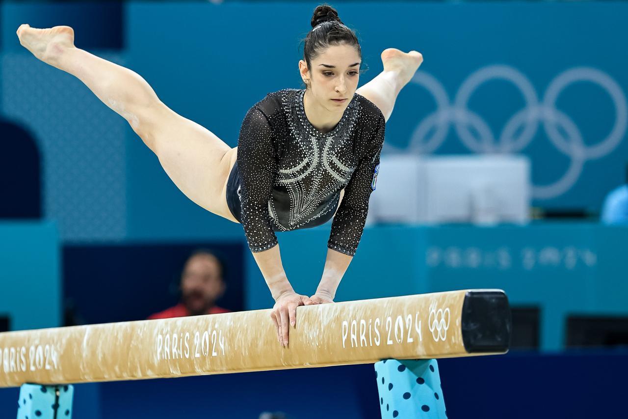 Olimpiadi, Elisa Iorio argento con l’Italia: solo gli Stati Uniti di Simone Biles davanti alle Fate