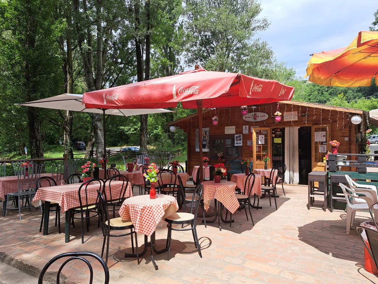 Marano, ragazza si denuda al ristorante