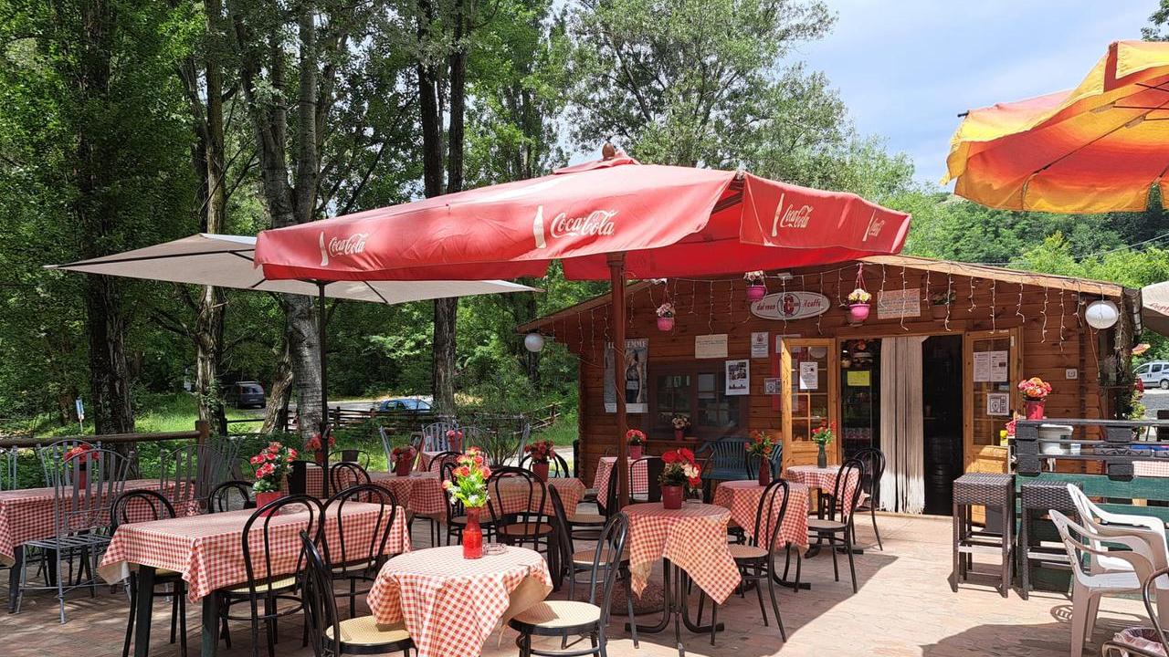 Marano, ragazza si denuda al ristorante