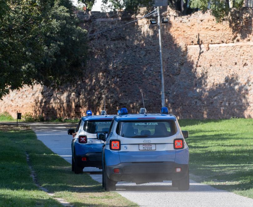 Ferrara, spaccia droga sui Baluardi e poi picchia la Polizia