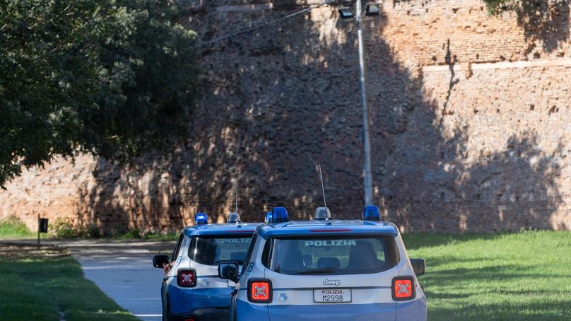 Ferrara, spaccia droga sui Baluardi e poi picchia la Polizia