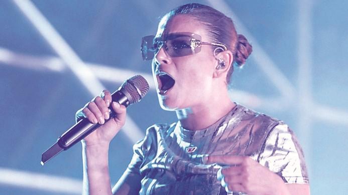 Un tripudio per Emma ad Alghero: «È come condividere con il pubblico il mio album dei ricordi»