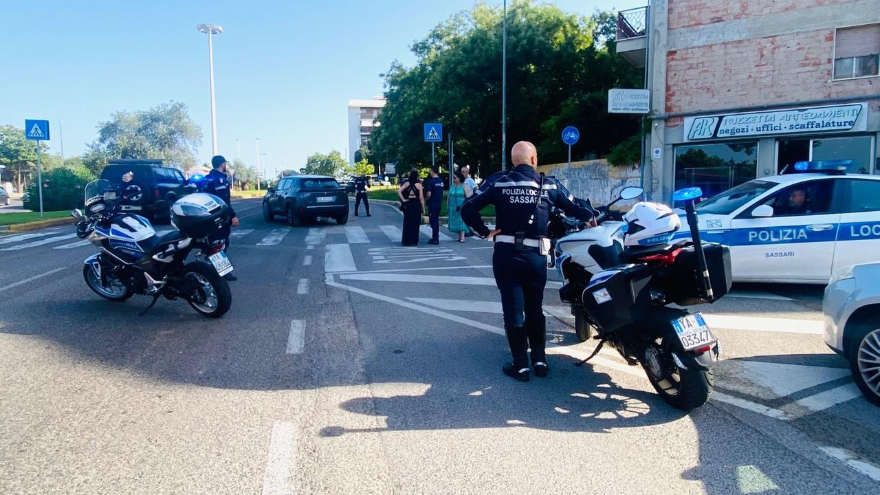 Sassari, inciampa mentre attraversa la strada e poi viene travolta da un’auto: 60enne in ospedale