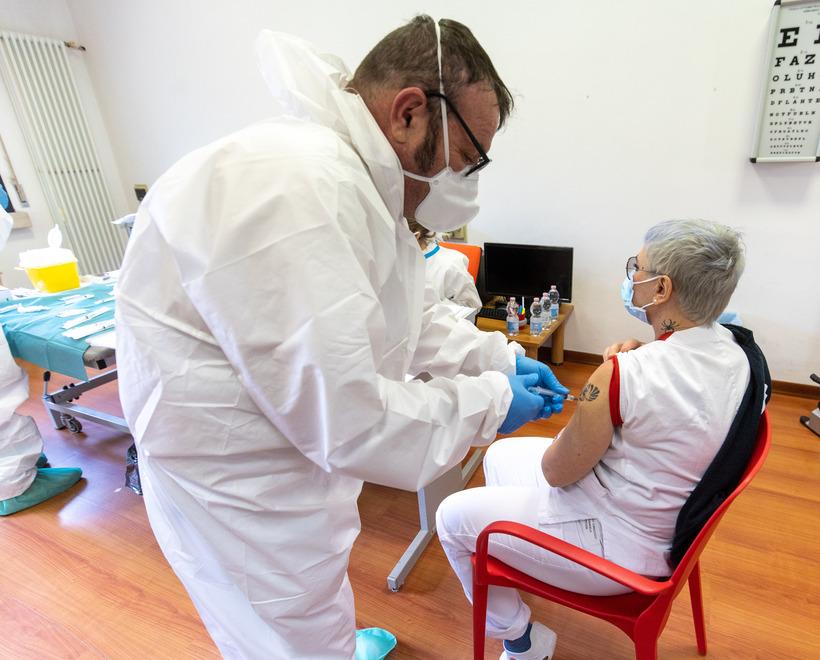 Covid, il vaccino AstraZeneca è il più efficace per gli anziani