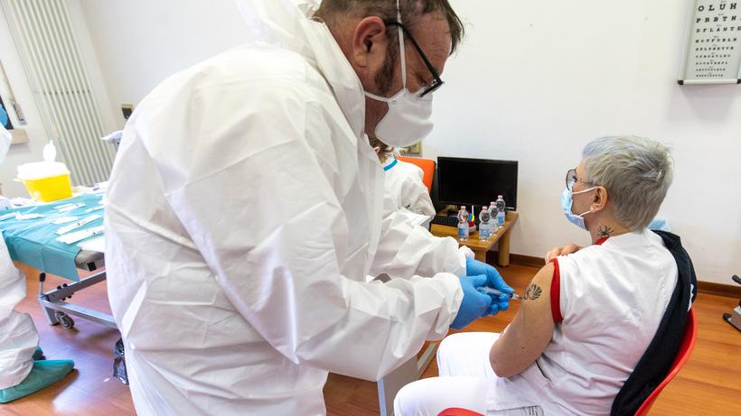 Covid, il vaccino AstraZeneca è il più efficace per gli anziani