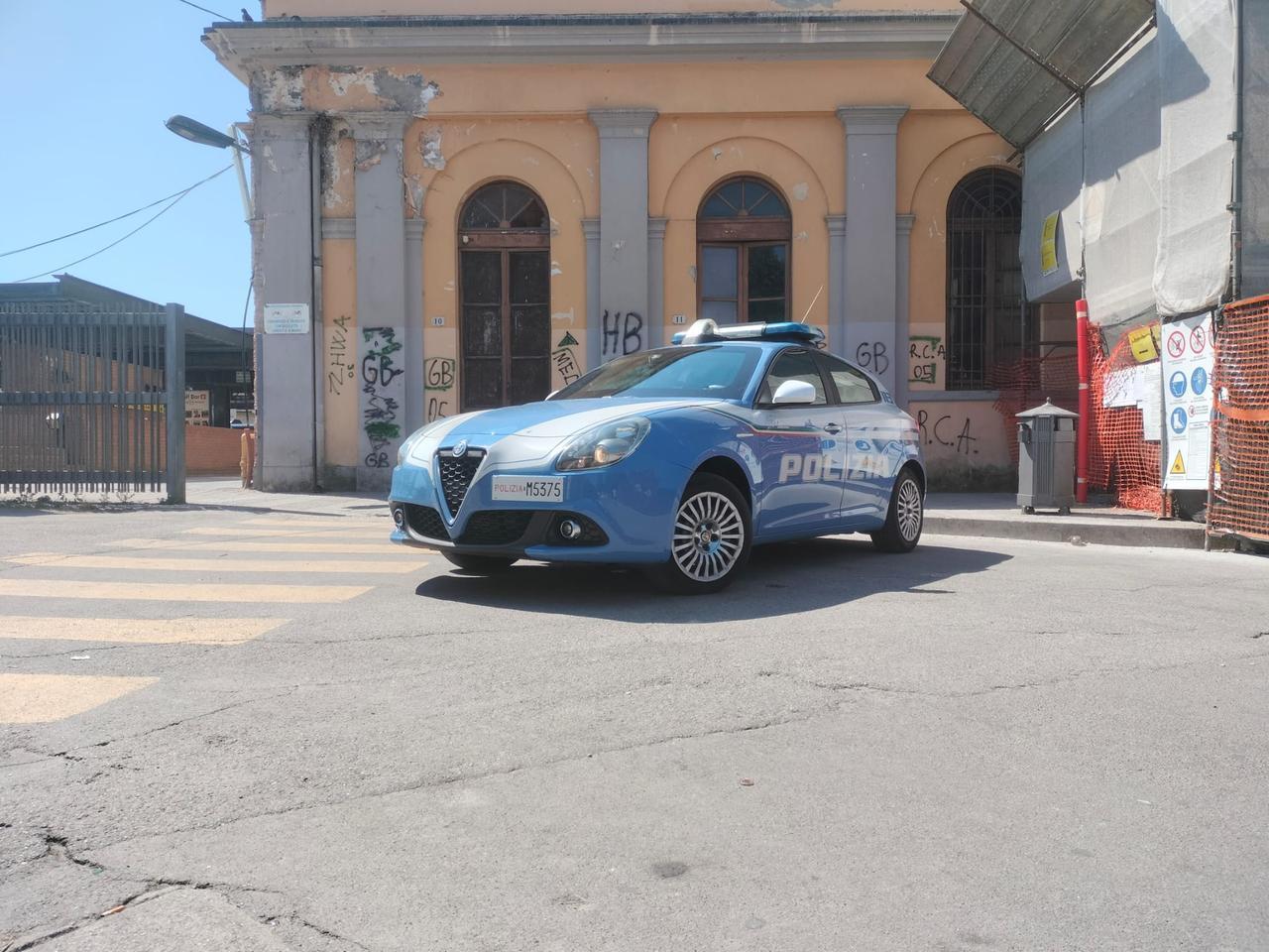 Lucca, ruba un paio di scarpe e fugge: bloccato con il taser