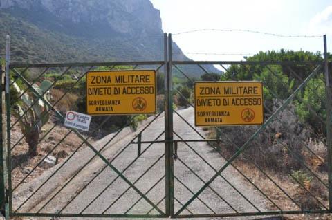 
	L'ingresso della base militare Nato di&nbsp;Tavolara

