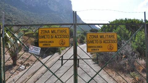 L'ingresso della base militare Nato di Tavolara