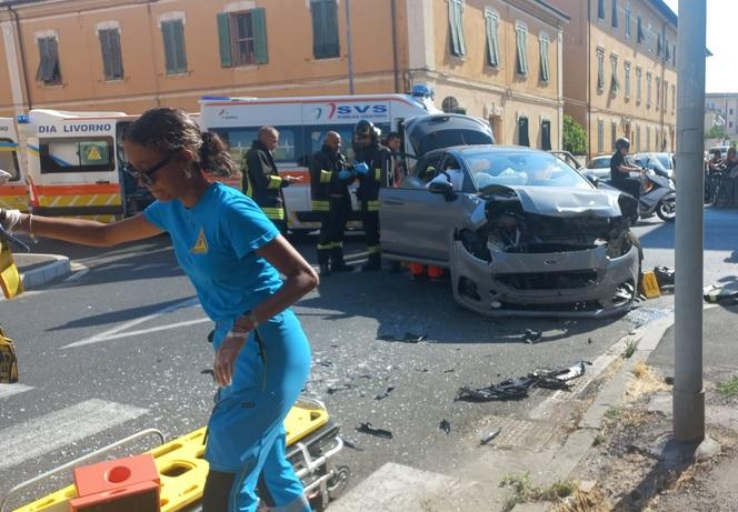 Livorno, scontro tra due auto sul viale del Risorgimento: grave un uomo